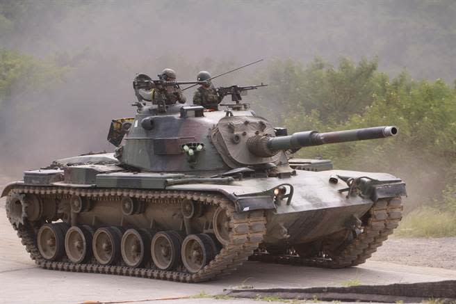 CM11戰車、CM32、33、34裝步戰鬥車，從左、右線互相掩護，輪流發動戰車砲、機槍射擊。（葉家瑋攝）