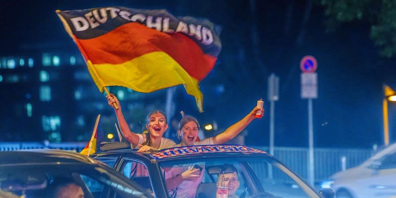 Nach dem Spiel Deutschland gegen die Schweiz gab es in vielen deutschen Städten Autokorsos, wie hier in Frankfurt (Foto).<span class="copyright">dpa</span>