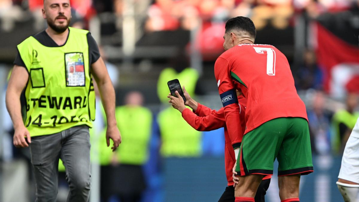 Martinez uttrycker oro efter att fansen springer in på planen för att ta selfies med Ronaldo