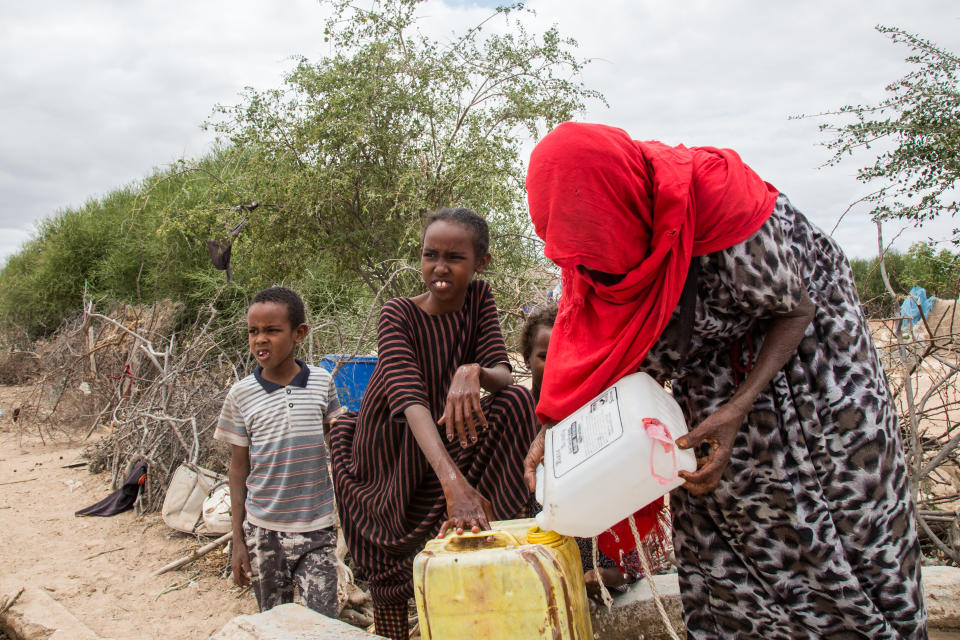 Una anciana camina a un pozo de agua, a 15 km de su casa, para conseguir agua para su familia. (Foto de Fayed El-Geziry /NurPhoto vía Getty Images)