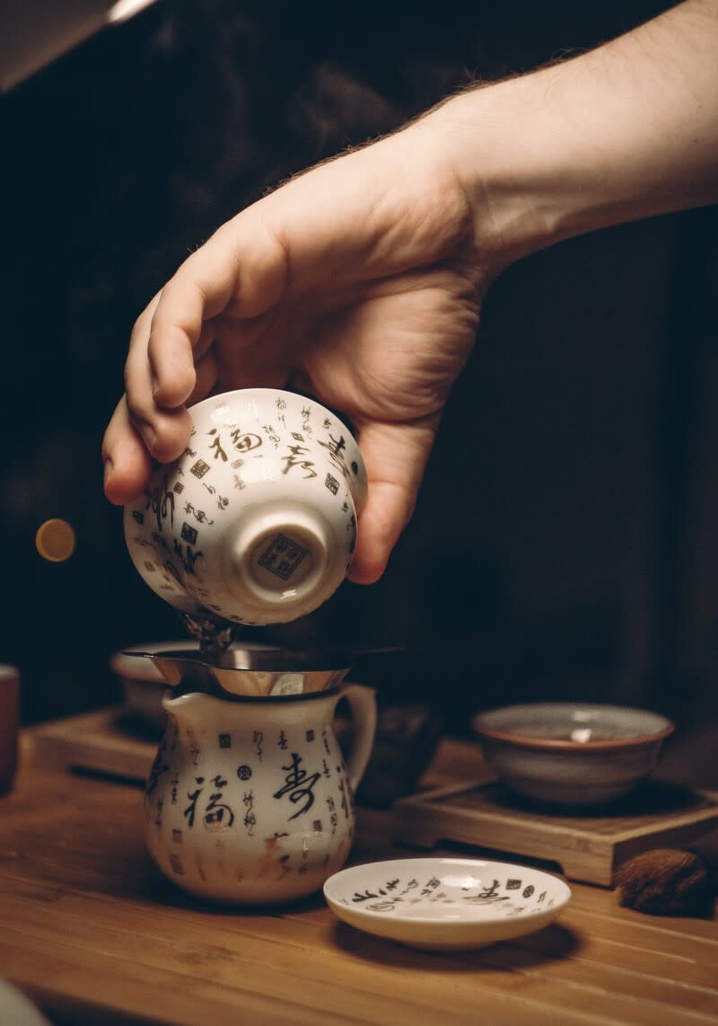 飲食上盡量避免在晚上時吃生冷食物，也要避免空腹喝茶