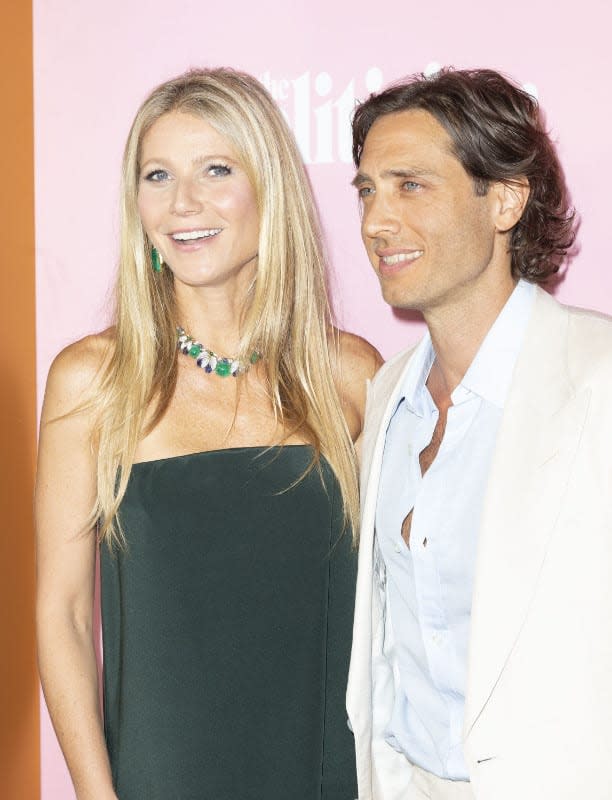 Gwyneth Paltrow y su marido en un photocall