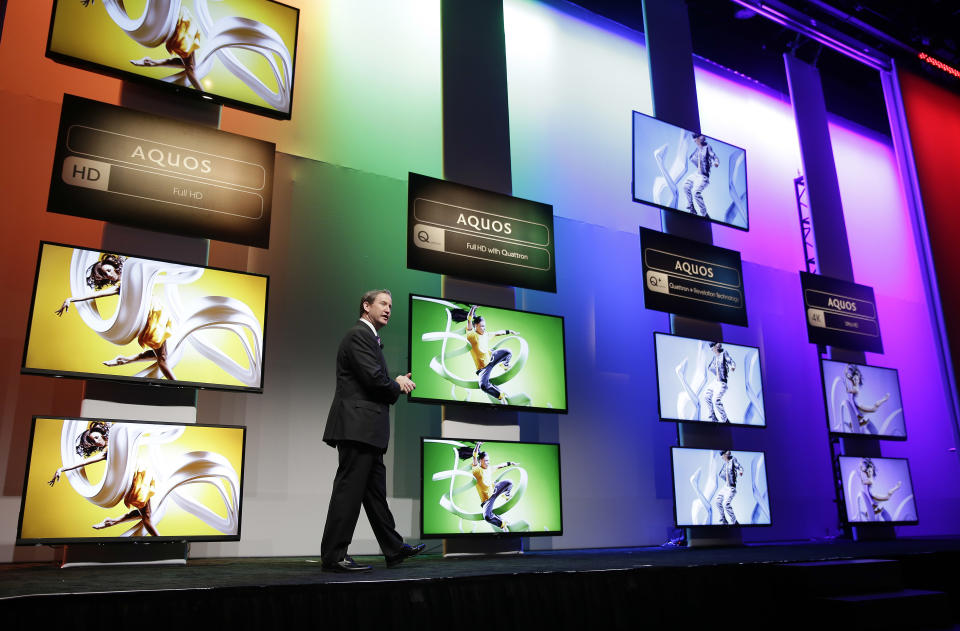 El presidente de mercadotecnia corporativa de Sharp Electronics de América John Herrington durante una conferencia de prensa para anunciar la nueva línea de televsiones Sharp en la convención CES el lunes 6 de enero de 2014 en Las Vegas. (Foto AP/Isaac Brekken)