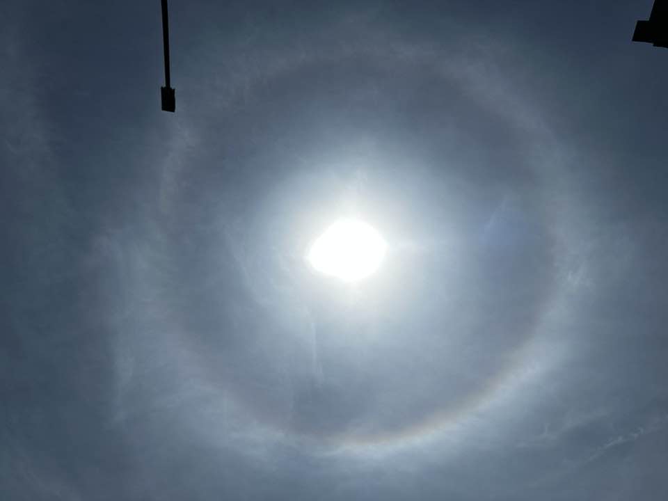 中央氣象署解釋「日暈」是陽光穿過充滿冰晶的薄雲時，因光線折射所造成，通常會呈現內圈偏紅、外圈偏藍的顏色。（圖取自鄭明典Facebook）