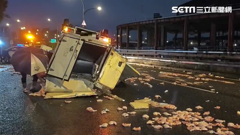 載肉貨車翻覆，整輛車四輪朝天，雞腿肉噴飛掉滿地。（圖／翻攝畫面）