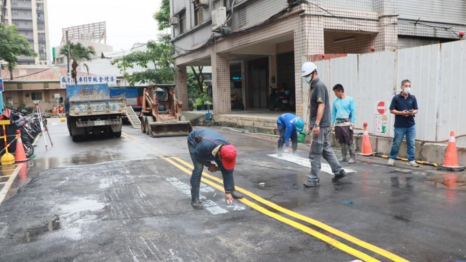 《圖說》板橋文化路道路下陷經評估已無持續沉陷情形，於24日清晨進行道路回填臨補，25日上午10時30分開放通行。〈工務局提供〉三