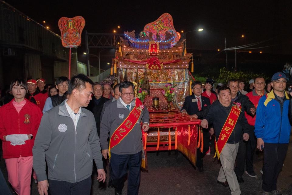 鄭文燦PO出參與龍德宮遶境照，引發醫勞盟怒批「醫護拚救人，首長卻帶信眾跳水」！（圖片翻攝鄭文燦FB）