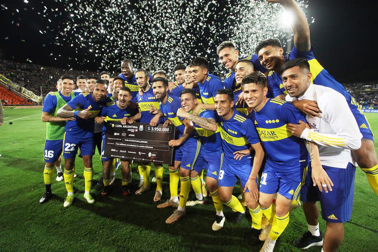 Boca celebra con el cheque que recibió como finalista del torneo.