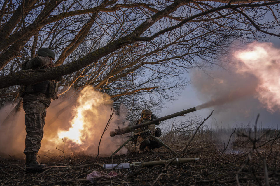 Soldados ucranianos lanzan un cohete hacia posiciones rusas el miércoles 22 de febrero de 2023, en el frente cerca de Vuhledar, Ucrania. (AP Foto/Evgeniy Maloletka)