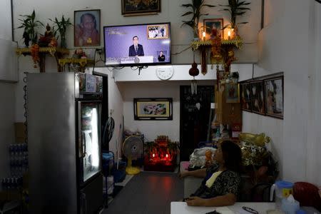A woman watch Thailand Prime Minister Prayuth Chan-ocha during his weekly TV broadcast in Bangkok, Thailand, May 19, 2017. REUTERS/Jorge Silva