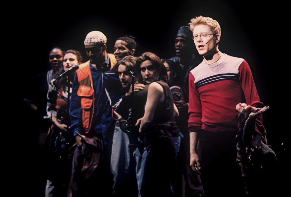 Anthony Rapp, derecha, y el resto del elenco durante una función del musical “Rent” de 1996 en Nueva York New York Theater Workshop celebrará el 25 aniversario de "Rent" con una gala el 2 de marzo que estará disponible por streaming hasta el 6 de marzo. Los miembros del elenco original estarán acompañados por Lin-Manuel Miranda, Neil Patrick Harris y Ben Platt. (Joan Marcus/Matt Ross Public Relations via AP)