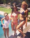 Selbst jenseits der 50 ist Demi Moore so sexy wie eh und je. Auf einem aktuellen Instagram-Schnappschuss ist die Schauspielerin mit ihren beiden Töchtern Tallulah (r.) und Scout am heimischen Pool im Bikini zu sehen und steht den beiden in Sachen Fitness und Sexyness in nichts nach. Einfach nur WOW! (Bild: Instagram/Tallulah Willis)