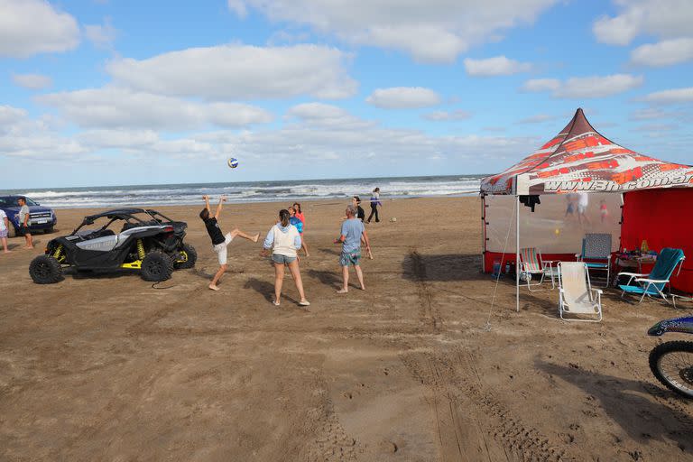 Una familia juega al voley en las playas de la frontera norte