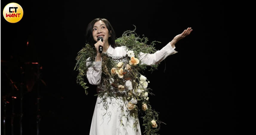 萬芳巡演在台北登場，穿上親自設計的花藝服裝。（圖／侯世駿攝）