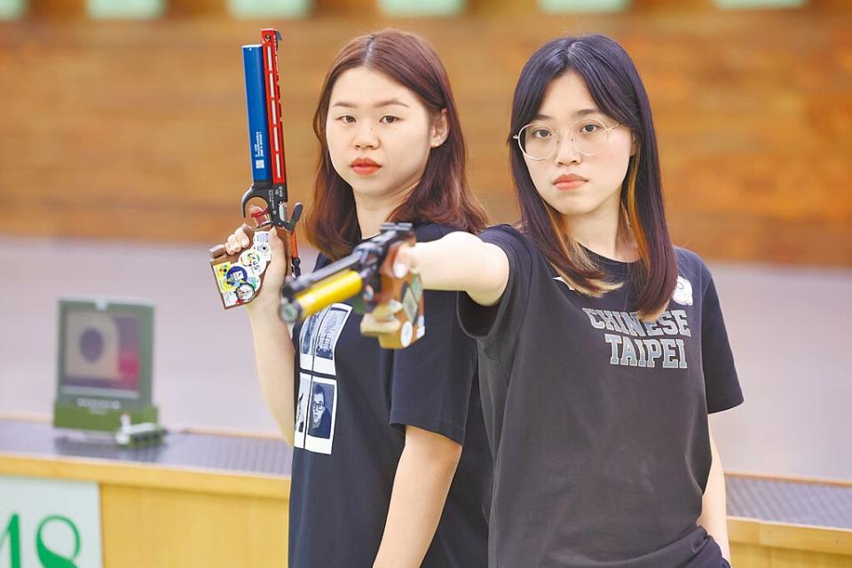 中華隊射擊女子10公尺空氣手槍選手余艾玟（左）、劉恆妤（右）。（杜宜諳攝）