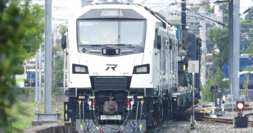 臺鐵公司R200柴電機車6月19日於花蓮隆重首航。（圖／台鐵提供）