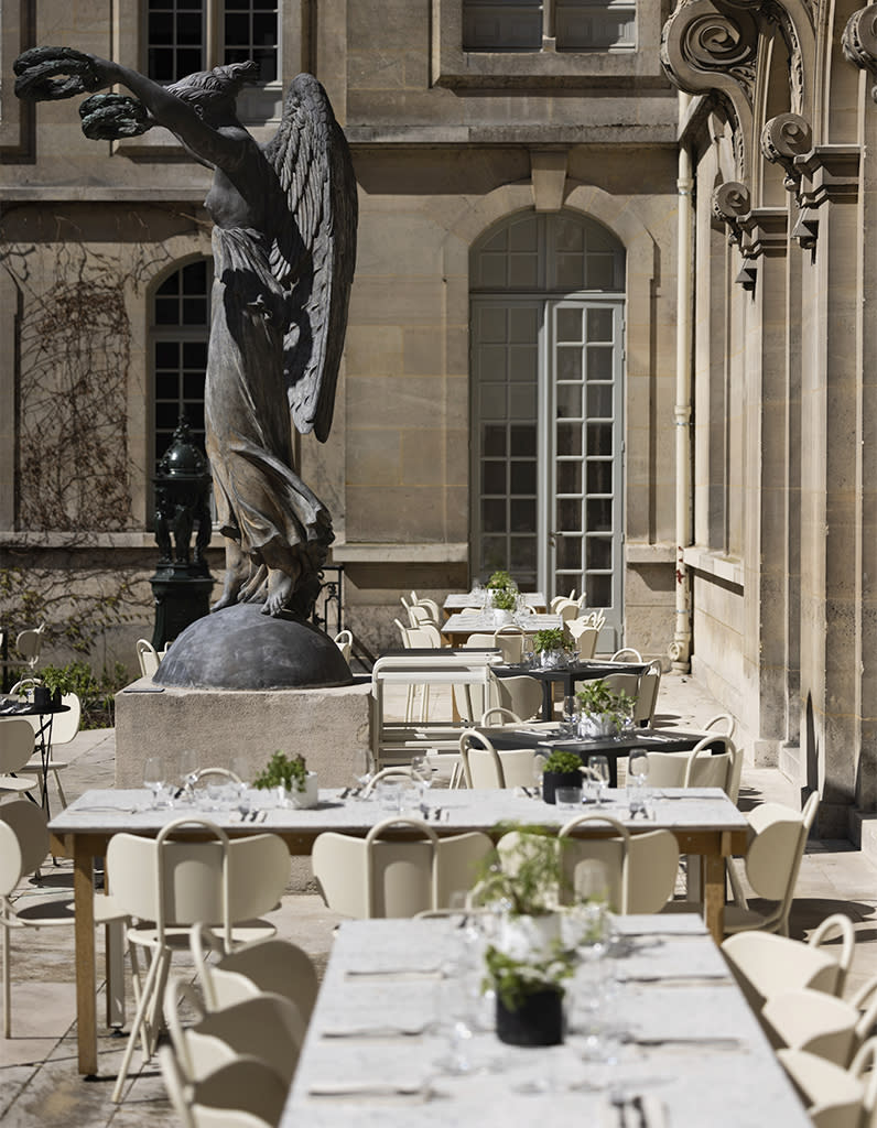 <p>Les bonnes tables se multiplient dans les musées parisiens et c’est tant mieux ! Le Rhodia, niché dans le musée Bourdelle, a fait peau neuve. On y déguste ceviche et empanadas, marottes du chef Jean-René Chassignol. Le Café de l’Homme, au palais de Chaillot, a également rouvert ses portes après travaux, proposant une carte haut de gamme avec foie gras cuit au torchon et langoustines. Après Chloé Charles et Thibaut Spiwack, cette année c’est le chef étoilé Julien Dumas qui signe la carte très végétale du restaurant éphémère Fabula. On y déguste également les cocktails ambitieux du mixologue Rémy Savage, toujours dans le jardin feutré du musée Carnavalet. Troisième saison également pour Les Petites Mains du musée Galliera. Après Justine Piluso, c’est Geoffrey Lengagne qui prend le relais en cuisine, épaulé pour le sucré par François Daubinet (ex-Taillevent). Nouveauté, le soir venu, on peut dîner au coeur des jardins, en regardant la tour Eiffel scintiller. Brillant !</p><p>Café de l’Homme - Palais de Chaillot</p><p><a href="https://www.cafedelhomme.com/" rel="nofollow noopener" target="_blank" data-ylk="slk:https://www.cafedelhomme.com/;elm:context_link;itc:0;sec:content-canvas" class="link ">https://www.cafedelhomme.com/</a></p><p>Rhodia - Musée Bourdelle</p><p><a href="https://www.parisinfo.com/musee-monument-paris/71288/Musee-Bourdelle" rel="nofollow noopener" target="_blank" data-ylk="slk:https://www.parisinfo.com/musee-monument-paris/71288/Musee-Bourdelle;elm:context_link;itc:0;sec:content-canvas" class="link ">https://www.parisinfo.com/musee-monument-paris/71288/Musee-Bourdelle</a></p><p>Les Petites Mains - Musée Galliera</p><p><a href="https://www.lespetitesmains.paris/" rel="nofollow noopener" target="_blank" data-ylk="slk:https://www.lespetitesmains.paris/;elm:context_link;itc:0;sec:content-canvas" class="link ">https://www.lespetitesmains.paris/</a></p><p>Fabula - Musée Carnavalet</p><p><a href="https://www.fabula.paris/" rel="nofollow noopener" target="_blank" data-ylk="slk:https://www.fabula.paris/;elm:context_link;itc:0;sec:content-canvas" class="link ">https://www.fabula.paris/</a></p><br>