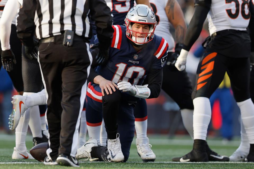 Will Mac Jones and the New England Patriots beat the Miami Dolphins in NFL Week 17?