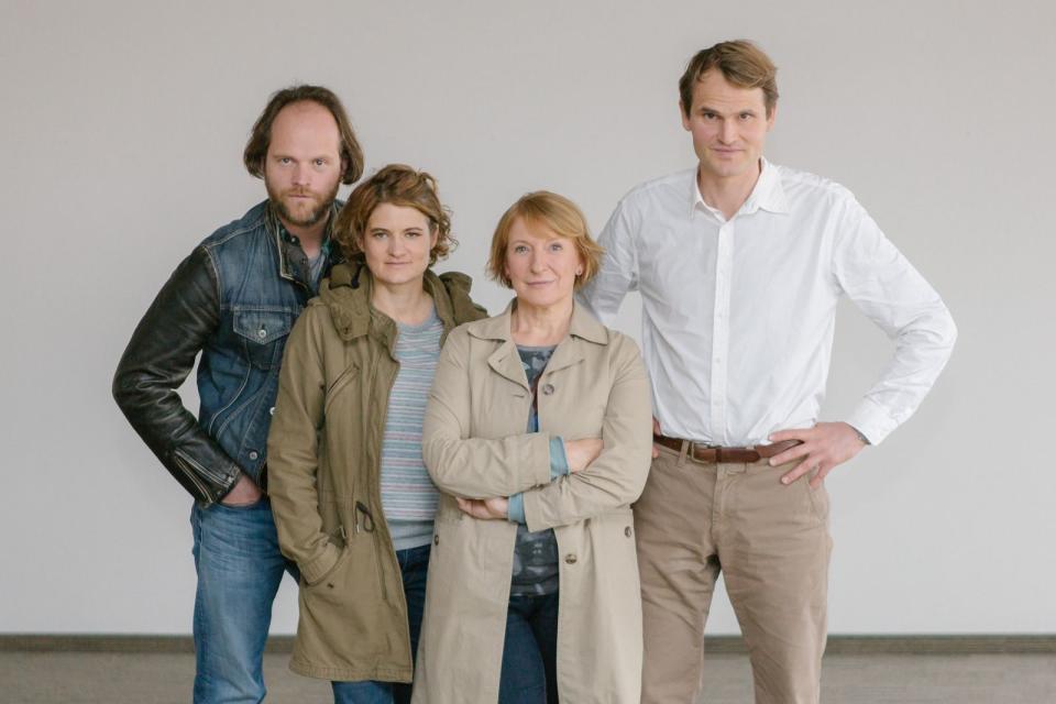 Platz 11: Die Verbrecherjagd im Frankenland verantworten seit 2015 zwei Einheimische (links) sowie zwei Zugereiste (rechts): Andreas Leopold Schadt, Elli Wasserscheid, Dagmar Menzel (als Kommissarin Paula Ringelhahn, zweite von rechts) und Fabian Hinrichs (als Kommissar Felix Voss, rechts). (Bild: 2017 Getty Images/Thomas Langer)