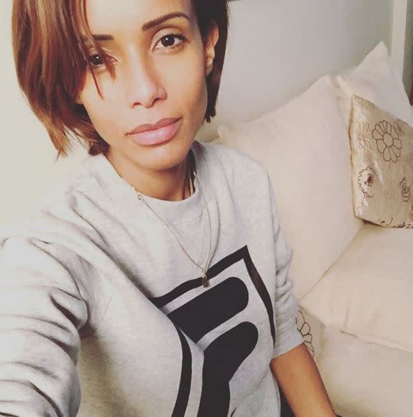 Sonia Rolland - La mannequin et ex Miss France s’offre un retour dans le passé avec un selfie dans un look très 90′s qu’on adore. 