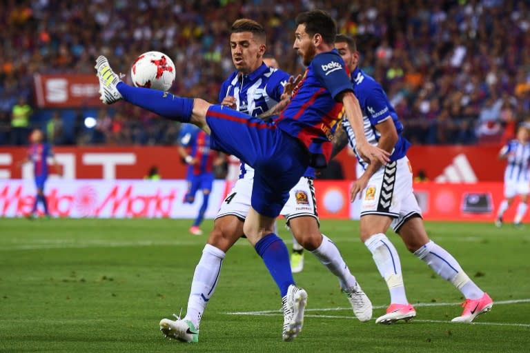 Barcelona's Lionel Messi controls the ball during their Spanish Copa del Rey final against Deportivo Alaves at the Vicente Calderon stadium in Madrid on May 27, 2017