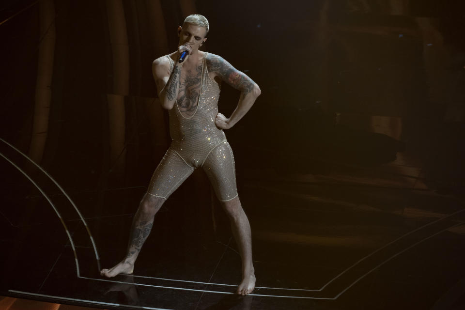 Nella prima serata di Sanremo 2020 Achille Lauro è stato <strong>San Francesco</strong>, il santo che si è spogliato dei propri abiti e di ogni bene materiale; poi ha vestito i panni di<strong> Ziggie Stardust,</strong> alter ego di David Bowie. Nella terza serata il cantante si è ispirato alla mecenate degli artisti, la <strong>Marchesa Luisa Casati Stampa</strong>, infine, ha impersonificato <strong>Elisabetta I Tudor</strong>, regina dell’arte e della libertà. (Photo by Marco Piraccini/Archivio Marco Piraccini/Mondadori Portfolio via Getty Images)