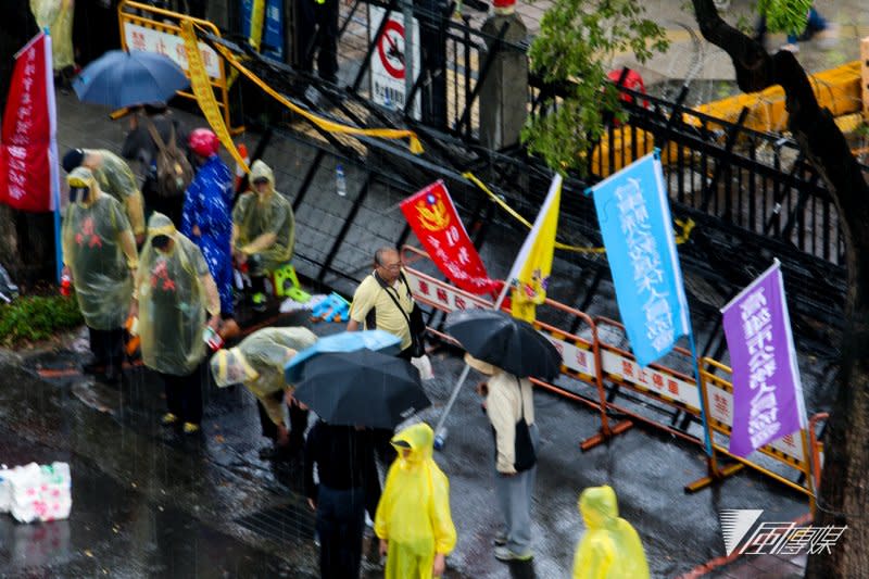 2017-04-19-反年金改革軍公教團體包圍立法院抗議-中午下起大雨，人潮稍減02-陳明仁攝