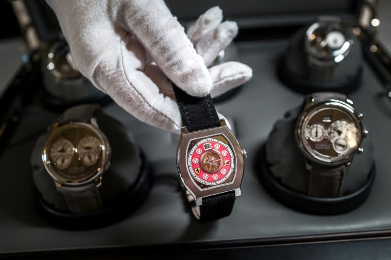 Un reloj Vagabondage de la marca F.P. Journe perteneciente al legendario piloto alemán Michael Schumacher expuesto en una casa de subasta de Ginebra (Suiza) el 9 de mayo de 2024 (Fabrice COFFRINI)