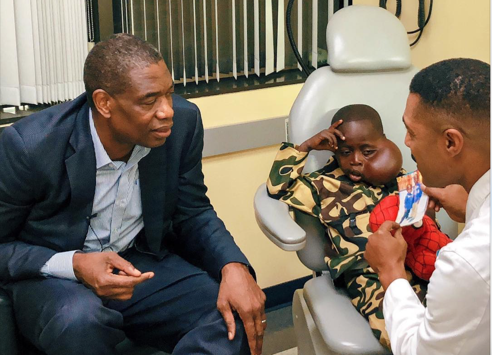 Dikembe Mutombo, con Matadi, en el hospital Osborne Head and Neck Institute de Los Ángeles. | Foto: Instagram @dofficialmutombo