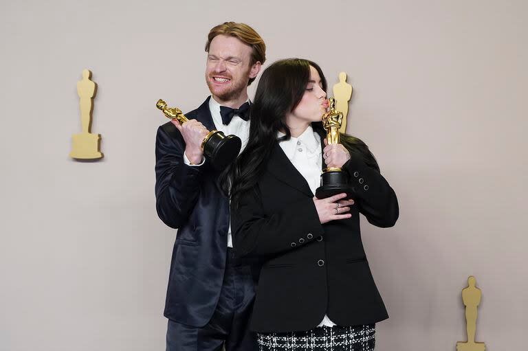 Finneas y Billie Eilish, felices con el Oscar por 