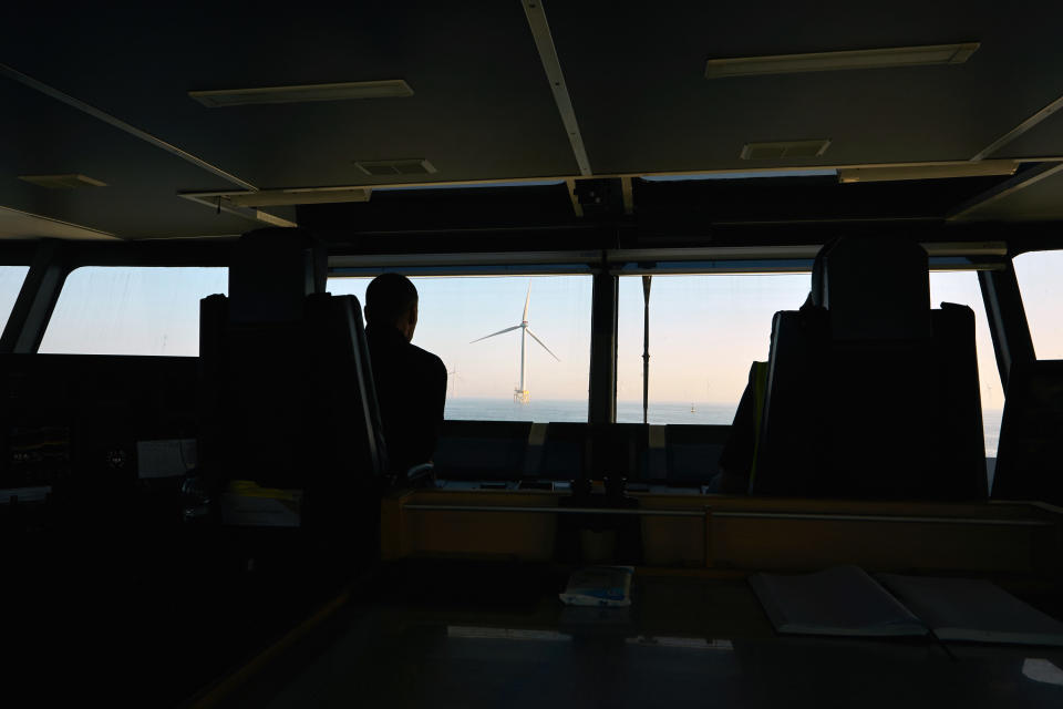 Una vista del proyecto de turbinas eólicas East Anglia One desde un bote en la costa este del Reino Unido, el 9 de mayo de 2020. (Suzie Howell/The New York Times)