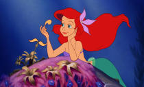 En esta imagen difundida por Disney, Ariel, cuya voz original hace Jodi Benson, en una escena de "La Sirenita". La cinta animada celebra este año su 30mo aniversario. (Disney vía AP)