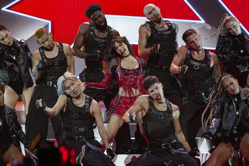 Lisa VMA MTV Lip Sync Billboard Dernière place Controverse Performance