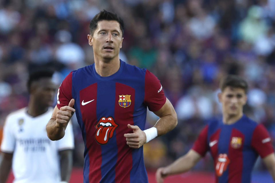 Robert Lewandowski' del Barcelona porta una camiseta con la imagen del logotipo de los "Hot Lips" de los Rolling Stones durante el encuentro ante el Real Madrid el sábado 28 de octubre del 2023. (AP Foto/Joan Monfort)