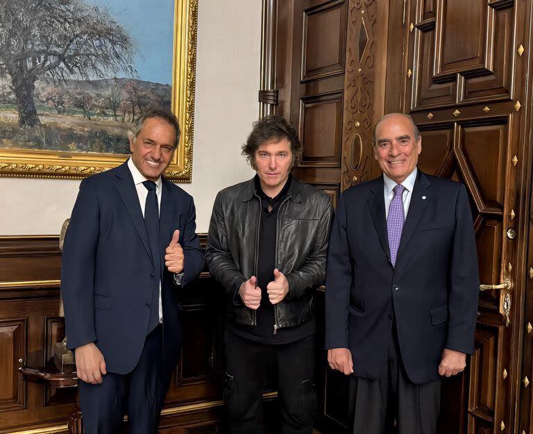 Daniel Scioli, nuevo secretario de Turismo, Ambiente y Deportes, junto a Javier Milei y Guillermo Francos, en la Casa Rosada