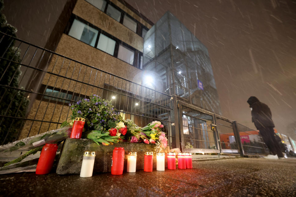 Grablichter und Blumen liegen und stehen vor dem Geb&#xe4;ude der Zeugen Jehovas im Stadtteil Alsterdorf (Bild: dpa)