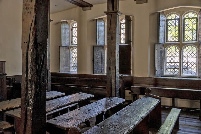 Escritorios de siglos de antigüedad en el Eton College, que durante mucho tiempo ha sido un símbolo de la tradición y la continuidad británicas