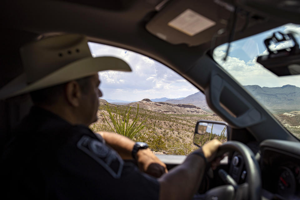 El alguacil Oscar Carrillo del condado de Culberson conduce por el desierto cerca de Van Horn, Texas, el 10 de agosto de 2021. (Ivan Pierre Aguirre/The New York Times)