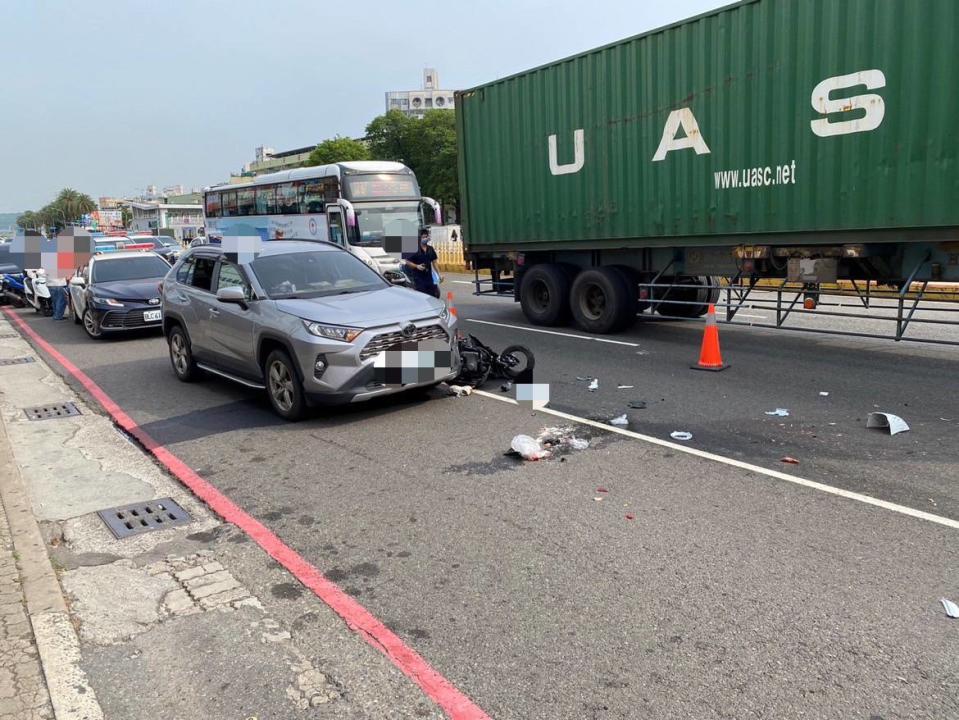 黃姓男子因違規停車，導致一名黃姓少女因閃避違規停車時不幸喪生聯結車輪下。〈圖/記者蔡宗武翻攝〉