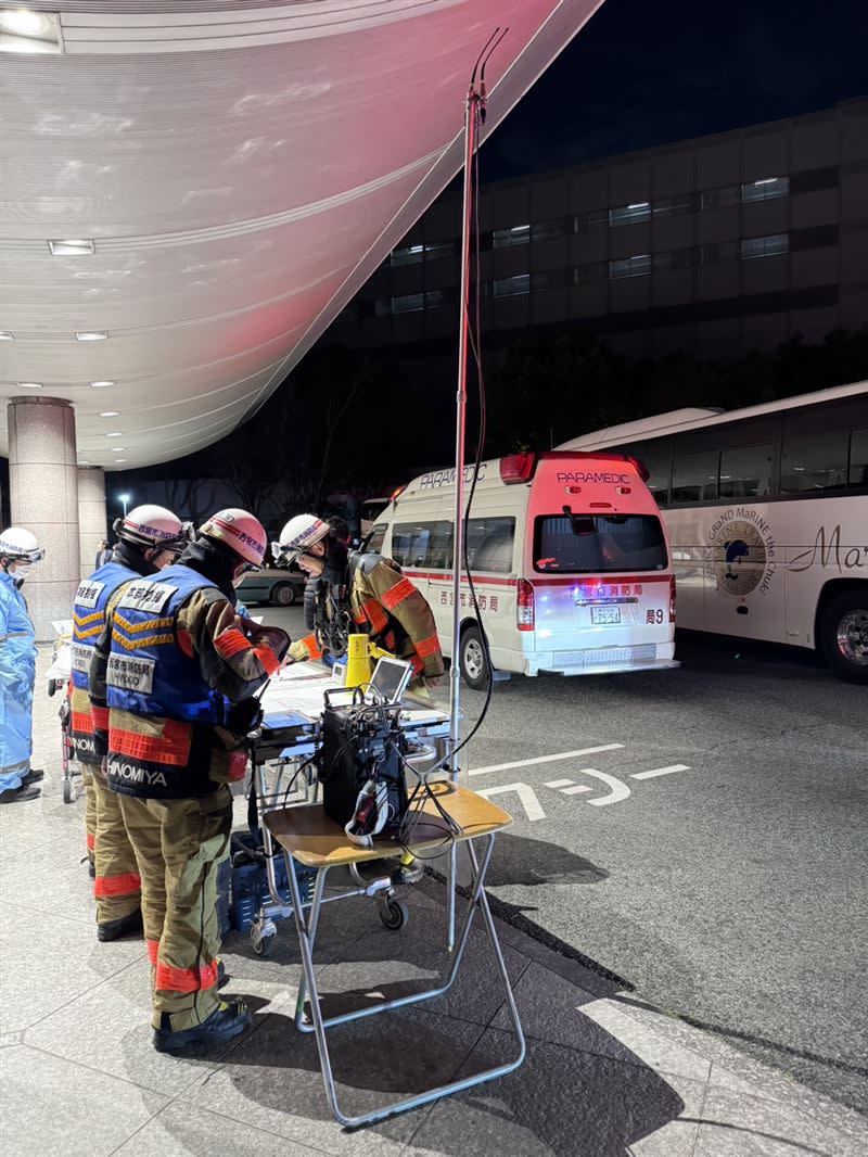 彰化旅行團到日本京都旅遊，有11名旅客，用餐後出現上吐下瀉被緊急送醫，消防隊不敢大意成立指揮站，分送患者就醫。(圖／團員提供)