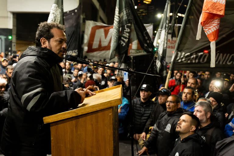 Alejandro Crespo y los miembros del sindicato SUTNA en el Ministerio de Trabajo