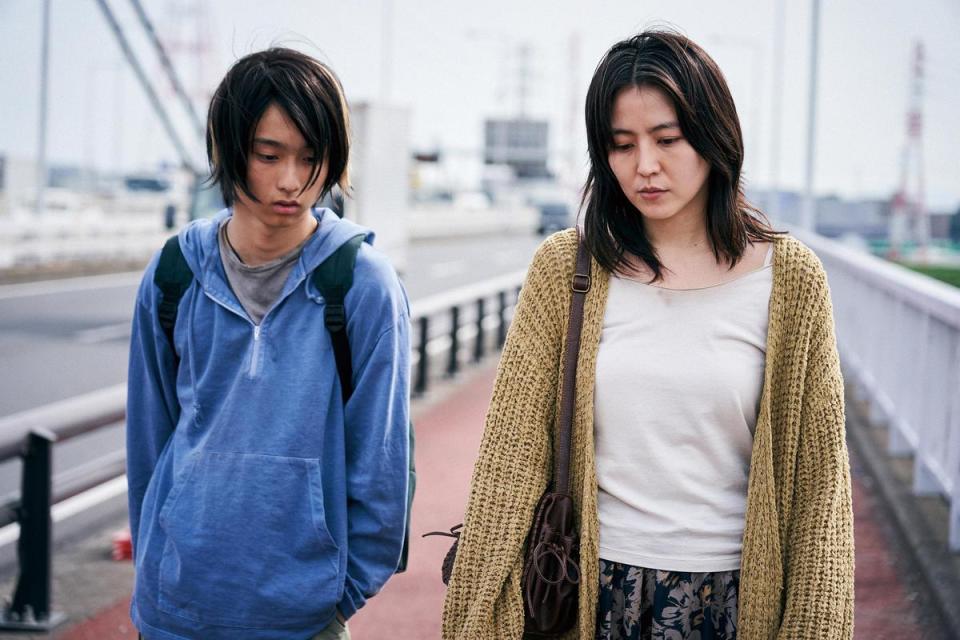 長澤雅美（右）與17歲新人男星奧平大兼對戲令人揪心。（Netflix提供）