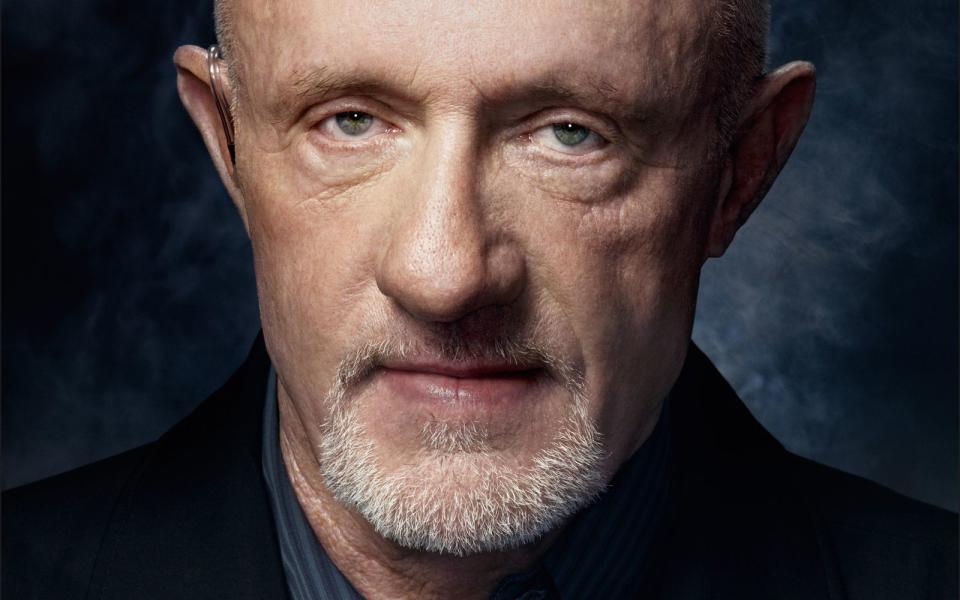 Er hat das, was man gemeinhin ein Charaktergesicht nennt: Jonathan Banks, Darsteller des "Mike" Ehrmantraut. Banks wurde bislang sechsmal für einen Emmy nominiert, zuerst für seine Rolle in der 80er-Serie "Kampf gegen die Mafia", mit der er seinen Durchbruch feierte, später dann für "Breaking Bad" und das Spin-off "Better Call Saul", in dem er seit 2015 zu sehen ist. (Bild: AMC)