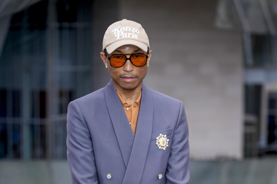 Pharrell Williams a su llegada a la Fundación Louis Vuitton en vísperas de la ceremonia de apertura de los Juegos Olímpicos de París, en los Juegos Olímpicos de Verano de 2024, el jueves 25 de julio de 2024, en París, Francia. (Foto AP/Rebecca Blackwell)