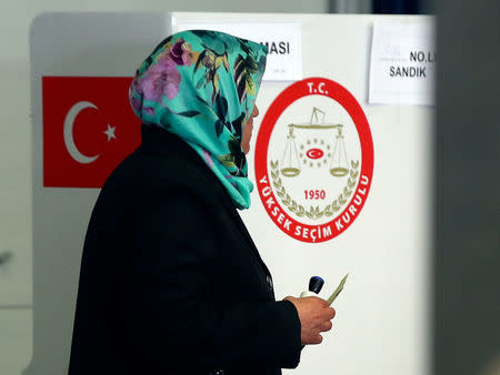 Turkish voters living in Germany cast their ballots on the constitutional referendum at the Postpalast in Munich, southern Germany, March 27, 2017. REUTERS/Michael Dalder