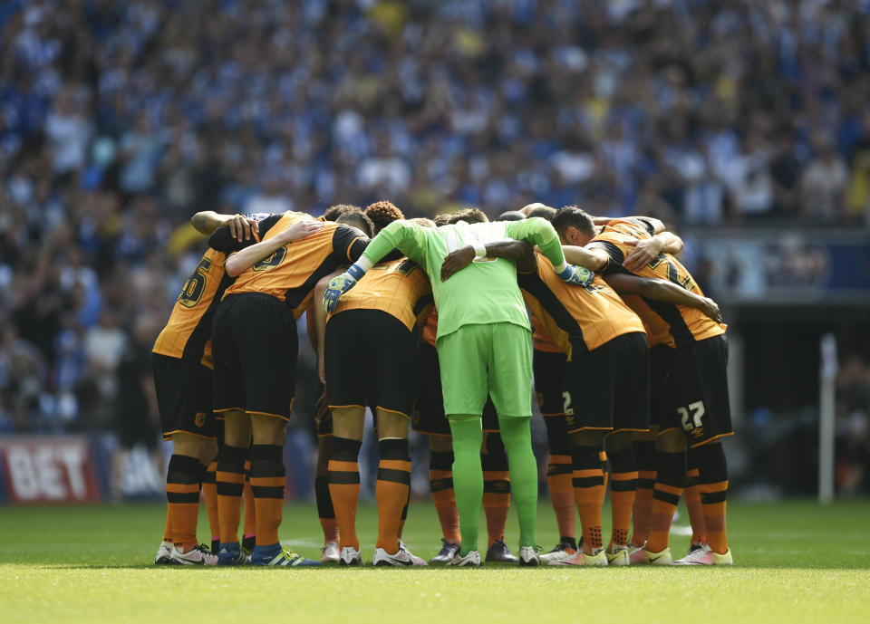 Britain Soccer Football - Hull City v Sheffield Wednesday - Sky Bet Football League Championship Play-Off Final - Wembley Stadium - 28/5/16 Hull City players huddle up before the game Action Images via Reuters / Tony O'Brien Livepic EDITORIAL USE ONLY. No use with unauthorized audio, video, data, fixture lists, club/league logos or "live" services. Online in-match use limited to 45 images, no video emulation. No use in betting, games or single club/league/player publications. Please contact your account representative for further details.