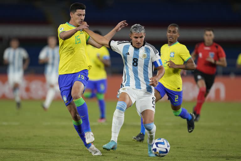 Gino Infantino quiere controlar la pelota ante Jean