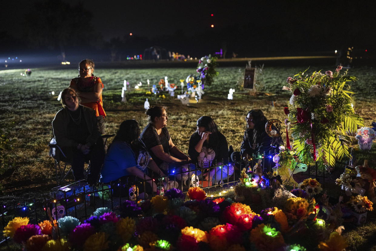 Jerry y Veronica Mata, cuya hija, Tess, fue asesinada en la matanza de la Primaria Robb, arreglan su tumba con ayuda de su familia en Uvalde, Texas, el 18 de octubre de 2022. (Tamir Kalifa/The New York Times).