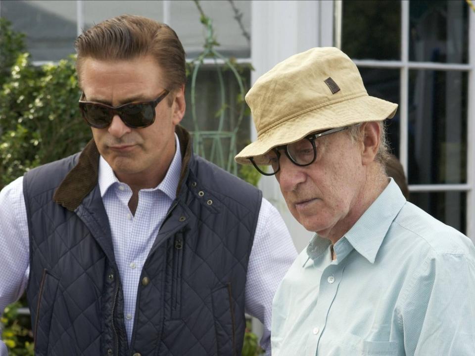 Alec Baldwin (l.) und Woody Allen 2013 am Set von "Blue Jasmine". (Bild: imago/Mary Evans)