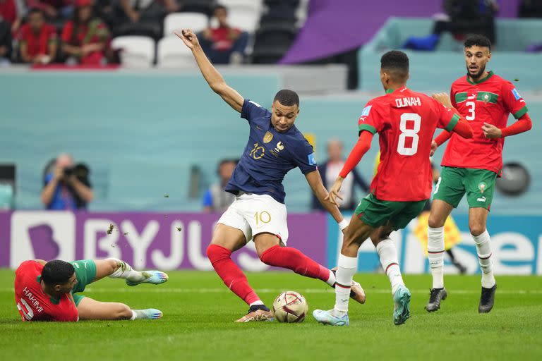 Kylian Mbappé controla la pelota ante la presión de marroquí durante el partido entre Francia y Marruecos
